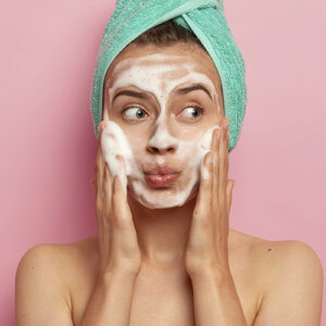 Cuidados higiene en la cara de una chica joven post cirugía estética