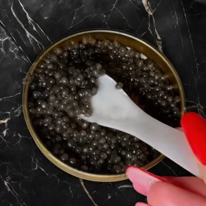 Caviar Beluga 000 iraní con cuchara de nácar