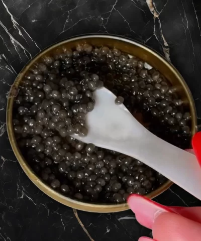Caviar Beluga 000 iraní con cuchara de nácar