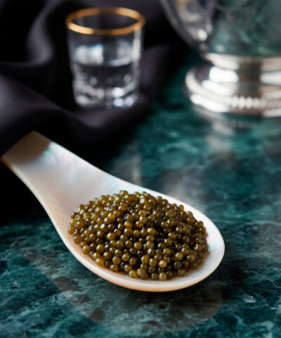 Caviar Osetra del Caspio: granos ámbar oscuro, textura delicada y sabor marino con notas de nueces verdes. Ideal para recetas gourmet, maridajes con vino y experiencias exclusivas.