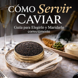 Caviar servido correctamente sobre hielo con cuchara de nácar, acompañado de champagne y blinis