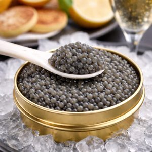 Beluga caviar auténtico con huevas gris plateado servido sobre hielo